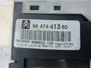 Foto de MOTOR ELEVALUNAS DELANTERO DERECHO CITROEN C4 SEDAN 1.6 16V HDi FAP (109 CV / 80 KW) referencia 9647441380 foto 3
