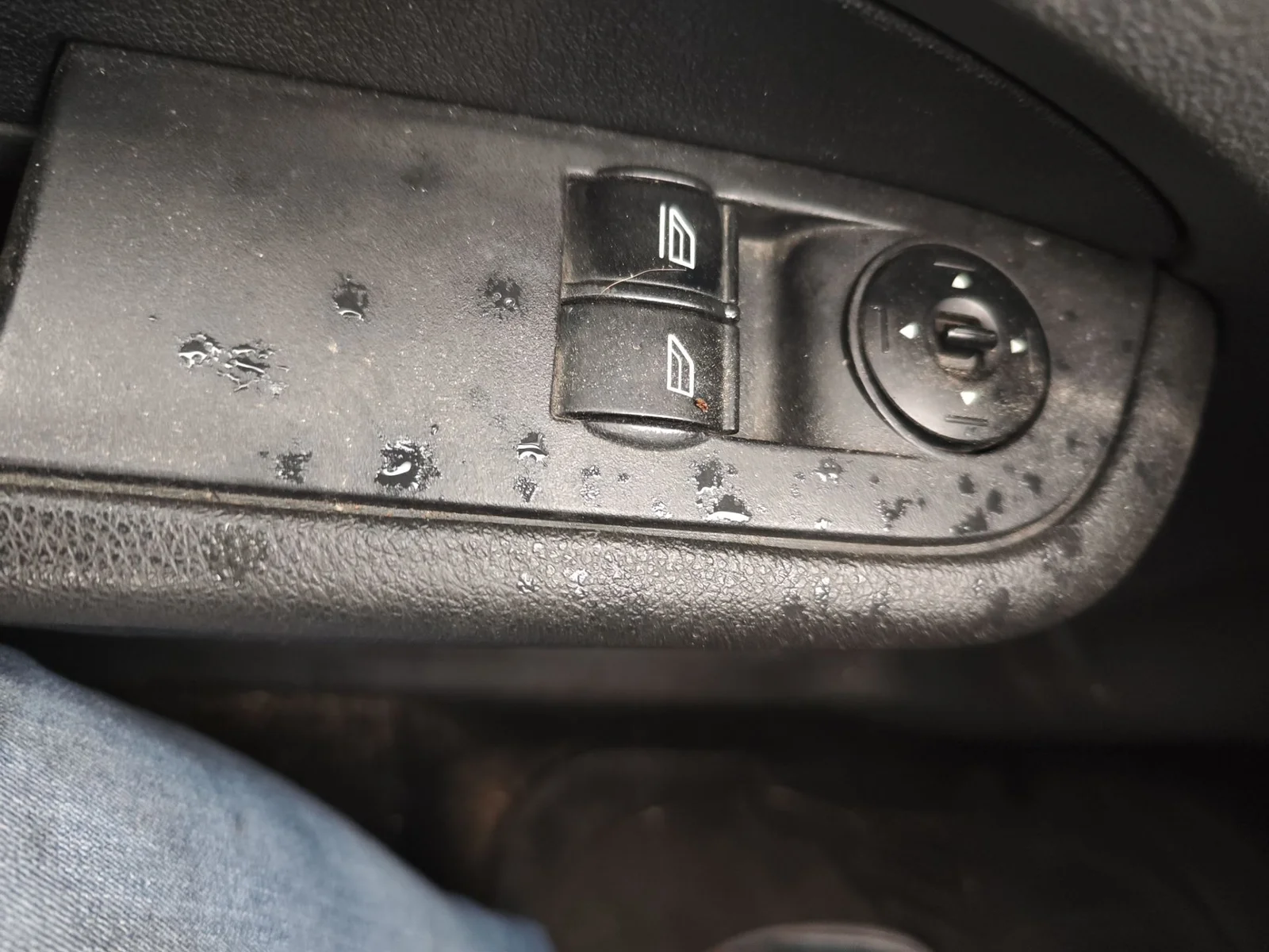 Foto de MANDO ELEVALUNAS DELANTERO IZQUIERDO FORD FOCUS BERLINA (CAP) 1.6 TDCi CAT (90 CV / 66 KW)