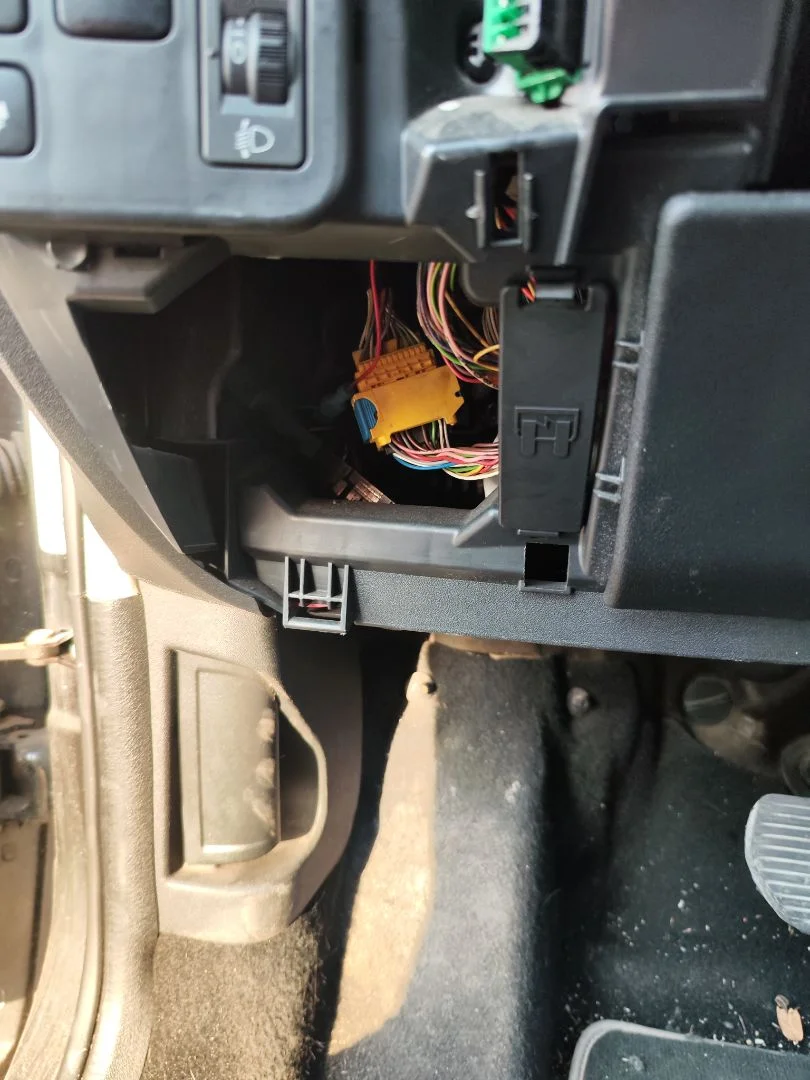 Foto de CAJA RELES / FUSIBLES CITROEN GRAND C4 PICASSO 1.6 16V HDi FAP (109 CV / 80 KW)