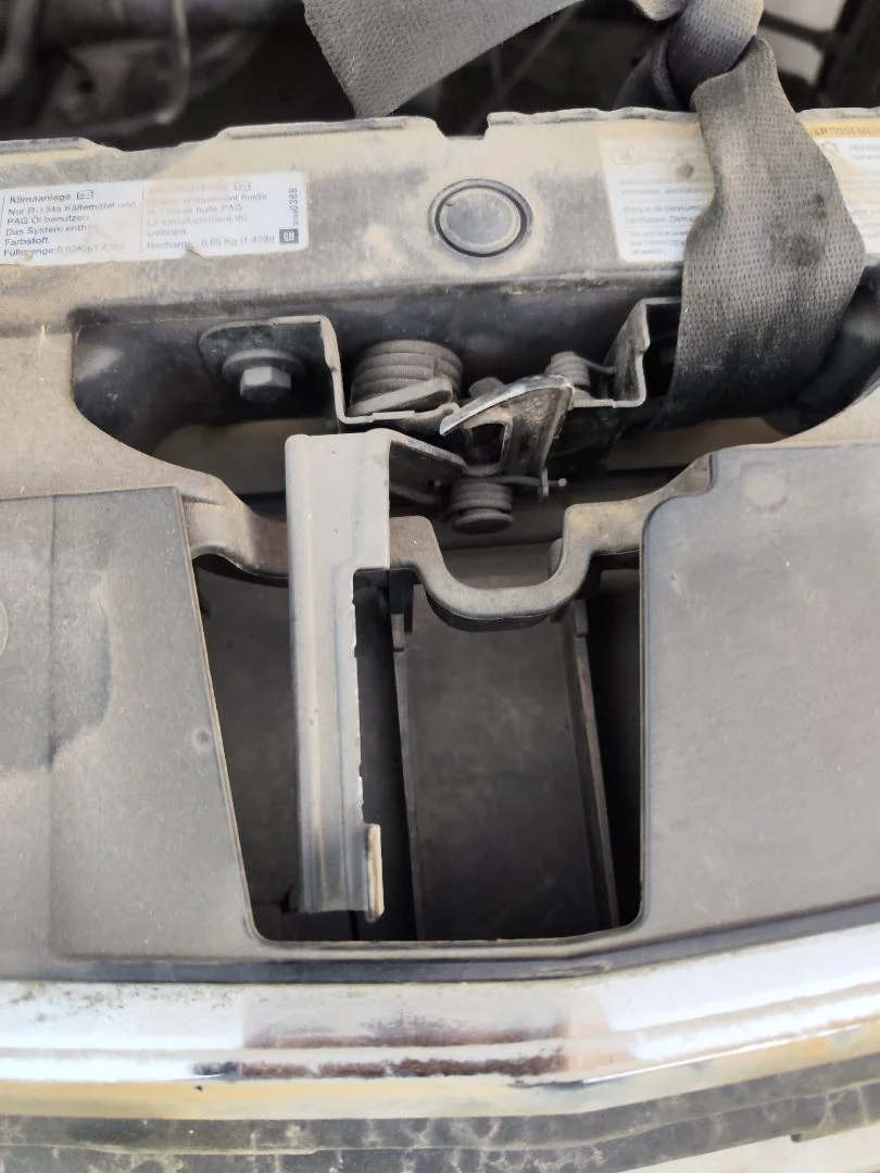 Foto de CERRADURA CAPO CHEVROLET CRUZE 2.0 Diesel CAT (163 CV / 120 KW)