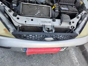 Foto de REJILLA DELANTERA FORD FOCUS FAMILIAR (CAK) 1.8 16V CAT (116 CV / 85 KW) referencia 1087334