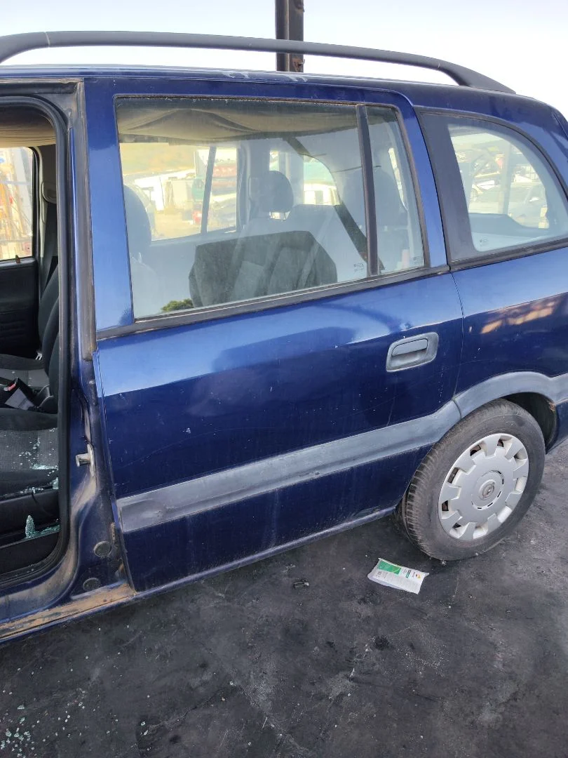 Foto de PUERTA TRASERA IZQUIERDA OPEL ZAFIRA A 1.6 16V (101 CV / 74 KW) referencia 13160996