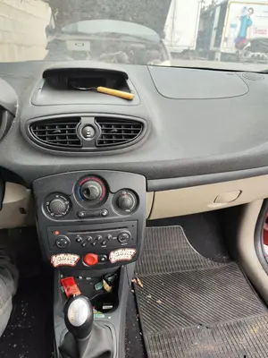 Foto de CONSOLA CENTRAL RENAULT CLIO III 1.5 dCi Diesel CAT (86 CV / 63 KW)