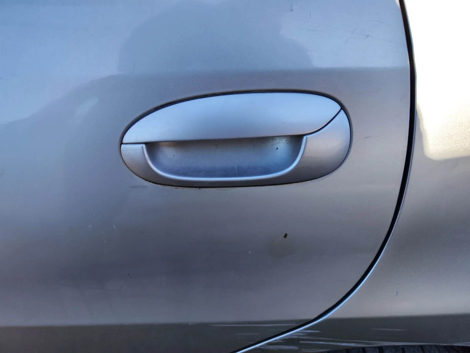 Foto de MANETA EXTERIOR TRASERA IZQUIERDA KIA CARENS (RS) 1.8 16V CAT (126 CV / 93 KW)