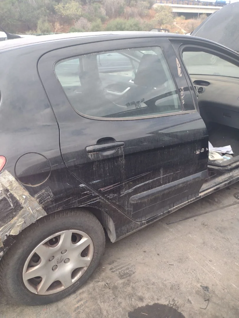 Foto de GOMAS CONTORNO PUERTA PEUGEOT 308 1.6 16V HDi (90 CV / 66 KW)