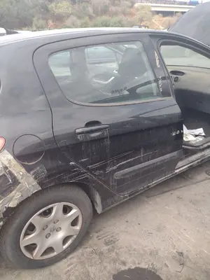 Foto de GOMAS CONTORNO PUERTA PEUGEOT 308 1.6 16V HDi (90 CV / 66 KW)