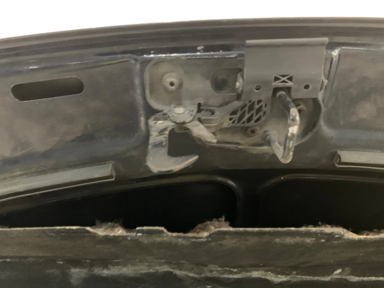 Foto de CERRADURA CAPO VOLKSWAGEN PASSAT VARIANT (3C5) 2.0 TDI (140 CV / 103 KW) referencia 3C1823509H