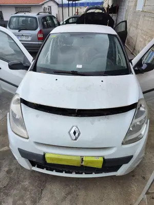 Foto de CAPO RENAULT CLIO III 1.5 dCi Diesel FAP (75 CV / 55 KW) foto 4