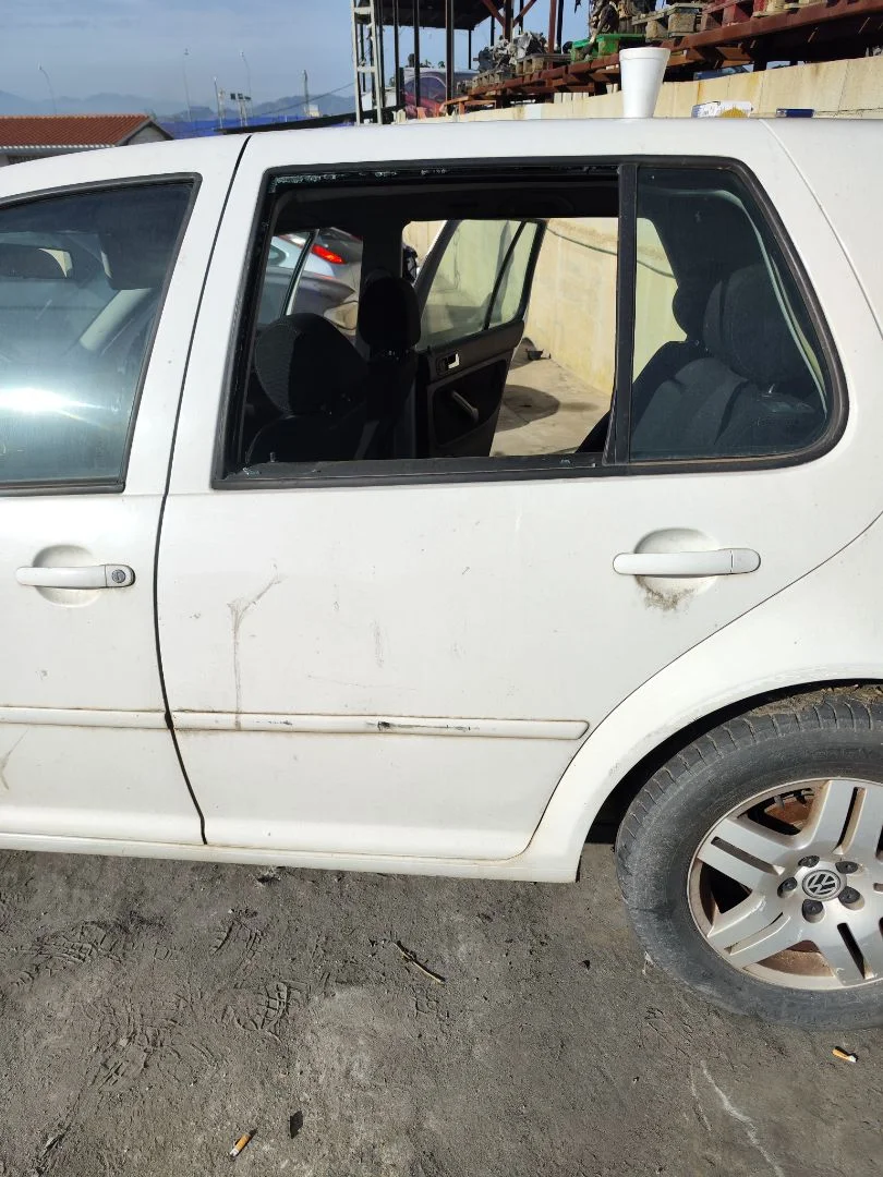 Foto de PUERTA TRASERA IZQUIERDA VOLKSWAGEN GOLF IV BERLINA (1J1)(10.1997) 2.0 (116 CV / 85 KW)