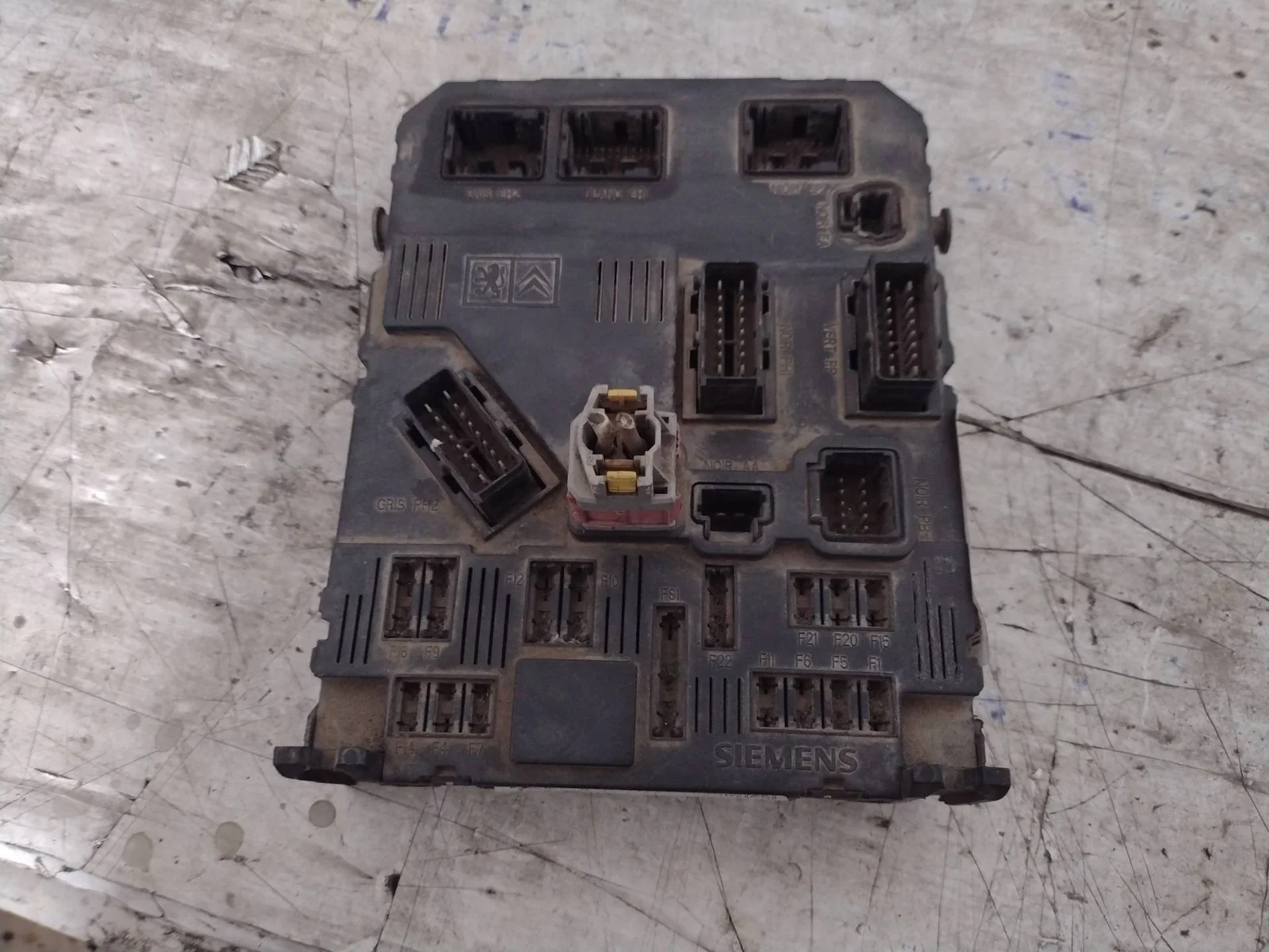 Foto de CAJA RELES / FUSIBLES CITROEN BERLINGO referencia 9643498980