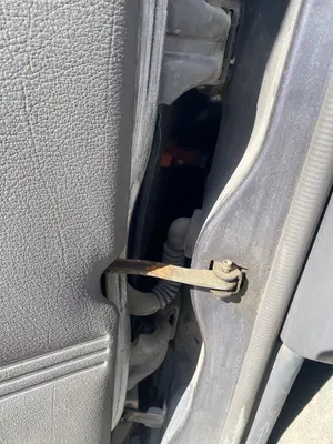 Foto de RETENEDOR PUERTA NISSAN SERENA (C23M) 2.3 Diesel (75 CV / 55 KW)