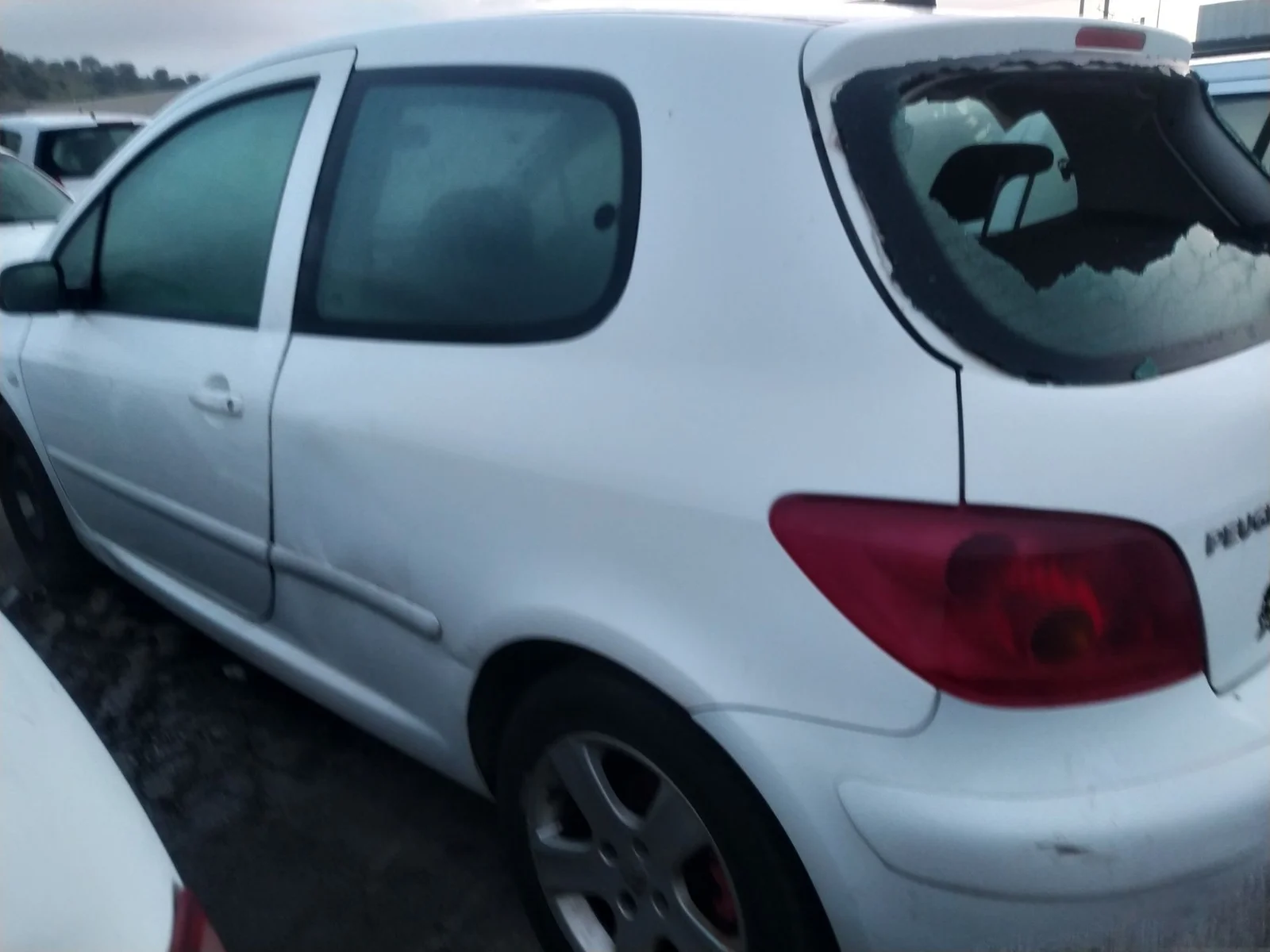 Foto de PILOTO TRASERO IZQUIERDO PEUGEOT 307 (S1)(04.2001) 2.0 HDi FAP CAT (109 CV / 80 KW) referencia 6350P3