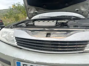 Foto de REJILLA DELANTERA RENAULT LAGUNA II (BG0) 2.0  (135 CV / 99 KW)