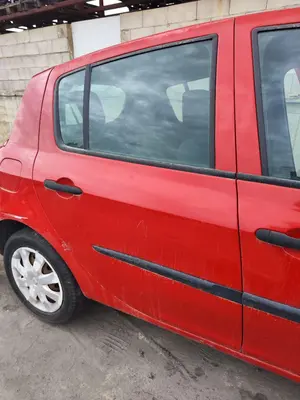 Foto de PUERTA TRASERA DERECHA RENAULT CLIO III 1.5 dCi Diesel CAT (86 CV / 63 KW)