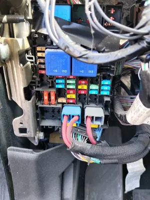 Foto de CAJA RELES / FUSIBLES RENAULT MEGANE IV BERLINA 5P