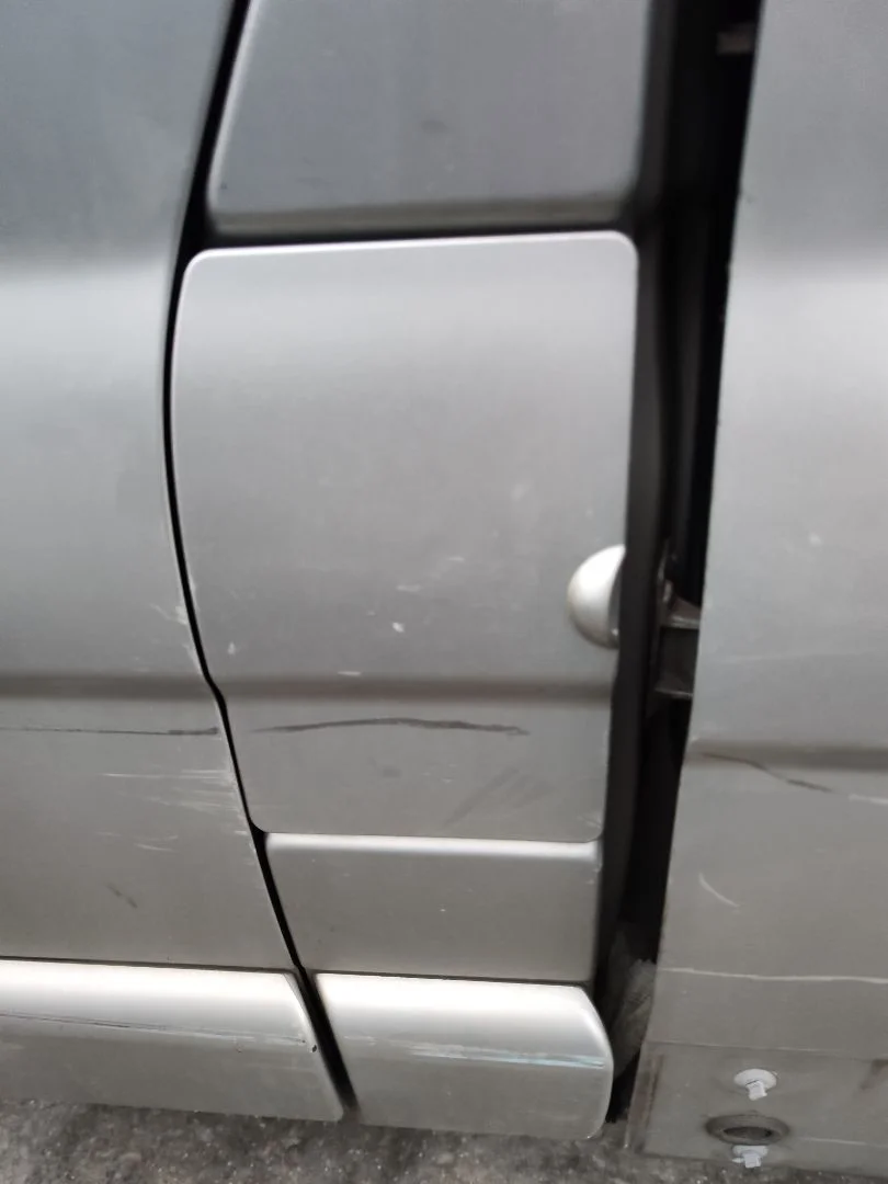 Foto de TAPA EXTERIOR COMBUSTIBLE OPEL VIVARO FURGÓN/COMBI 2.0 16V CDTI (114 CV / 84 KW)