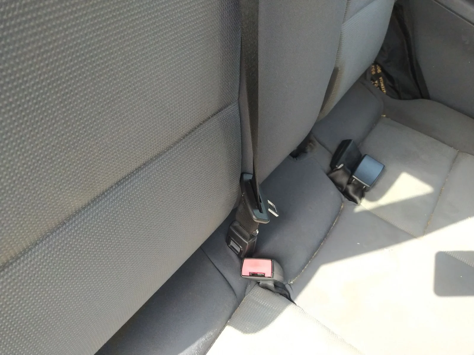 Foto de ENGANCHE CINTURON TRASERO IZQUIERDO MITSUBISHI COLT CZ3 BERL. 5 (Z30A) 1.1 CAT (75 CV / 55 KW)