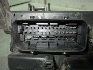 Foto de CAJA RELES / FUSIBLES OPEL CORSA D 1.2 16V CAT (Z 12 XEP / LB4) (80 CV / 59 KW) referencia 13217392 foto 3