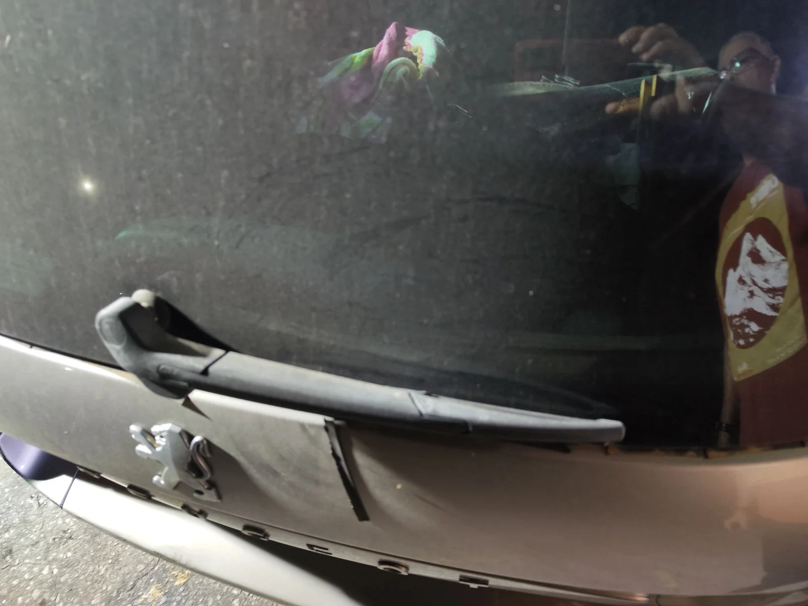 Foto de BRAZO LIMPIA TRASERO PEUGEOT 308 SW 1.6 HDi FAP CAT (9HZ / DV6TED4) (109 CV / 80 KW) referencia 3951T