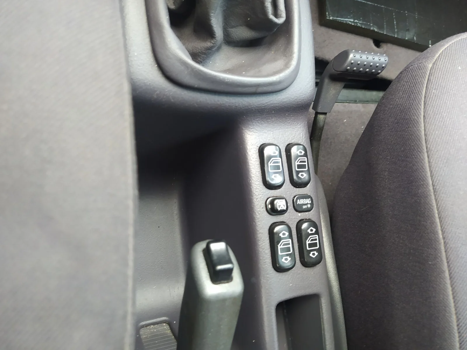 Foto de MANDO ELEVALUNAS TRASERO DERECHO MERCEDES-BENZ CLASE A (BM 168) 1.6 CAT (102 CV / 75 KW)