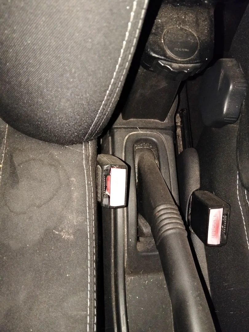 Foto de ENGANCHE CINTURON DELANTERO DERECHO DACIA DUSTER I 1.2 16V TCE CAT (125 CV / 92 KW)