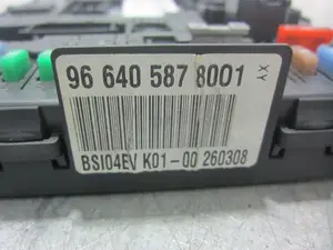 Foto de CAJA RELES / FUSIBLES PEUGEOT PARTNER TEPEE 1.6 16V HDi CAT (9HT / DV6BTED4) (75 CV / 55 KW) referencia 966405878001 foto 4