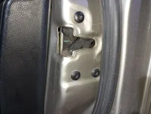 Foto de CERRADURA PUERTA DELANTERA DERECHA FORD FIESTA (CBK) 1.4 16V CAT (80 CV / 59 KW) referencia 1372465 foto 2