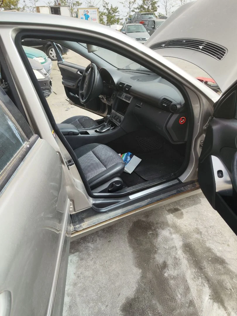 Foto de GOMAS CONTORNO PUERTA MERCEDES-BENZ CLASE C (BM 203) BERLINA 3.0 CDI CAT (224 CV / 165 KW)