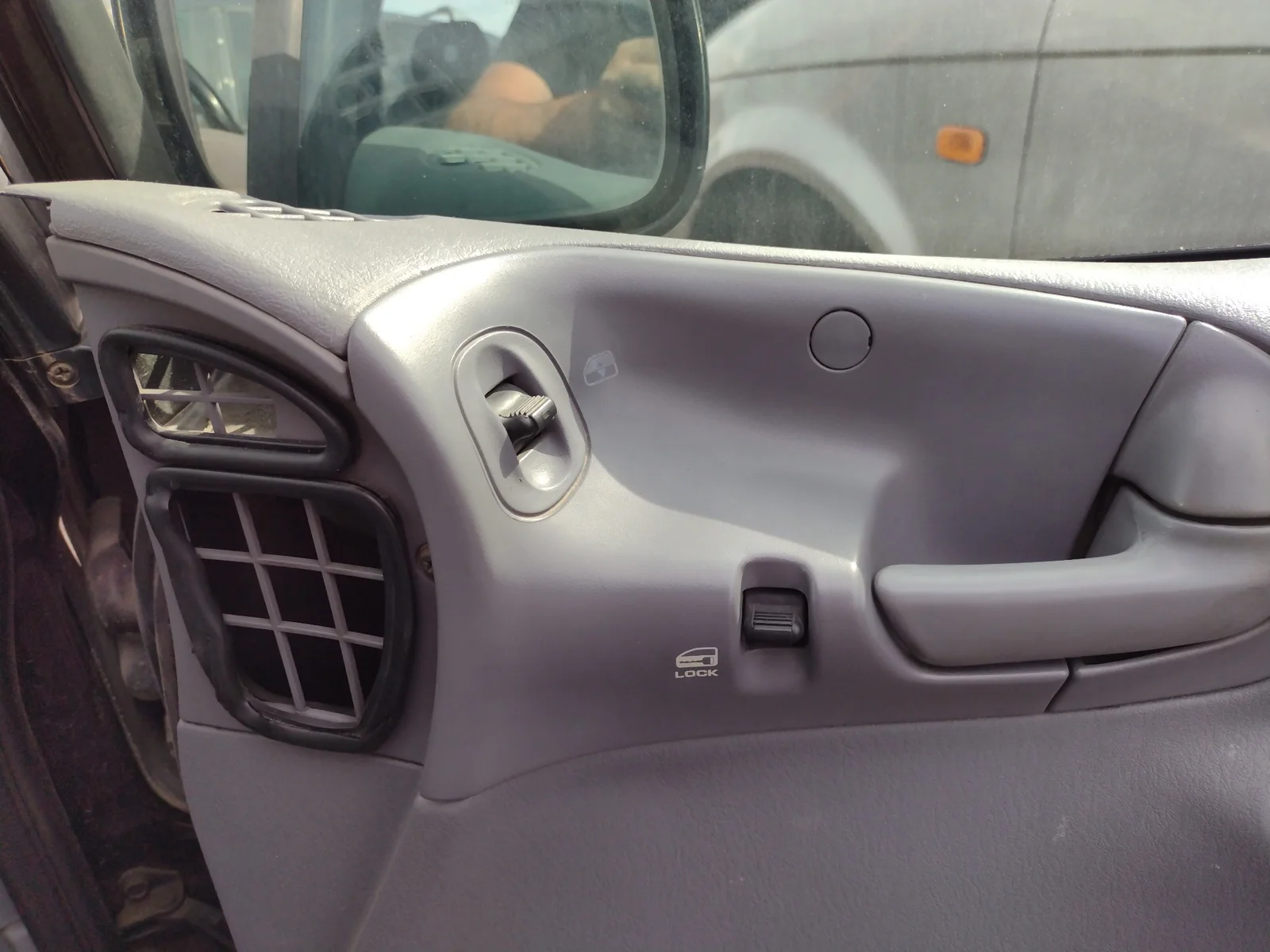 Foto de MANDO ELEVALUNAS DELANTERO DERECHO CHRYSLER VOYAGER GS 3.3 CAT (158 CV / 116 KW) referencia 04685433