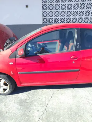 Foto de PUERTA DELANTERA IZQUIERDA PEUGEOT 107 1.0 CAT (384F) (68 CV / 50 KW)