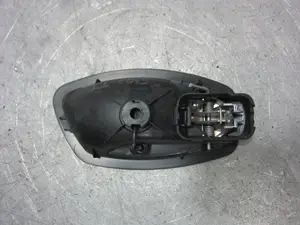 Foto de MANETA INTERIOR TRASERA IZQUIERDA RENAULT CLIO IV GRANDTOUR 0.9 Energy (90 CV / 66 KW) referencia 826730001R foto 3
