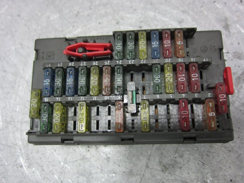 Foto de CAJA RELES / FUSIBLES PEUGEOT 306 3/5 PT. (S1)(01.1993) 1.9 Diesel (68 CV / 50 KW) referencia 9629402380