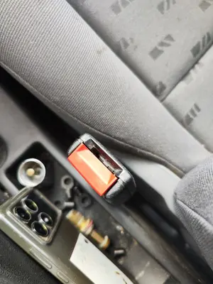 Foto de ENGANCHE CINTURON DELANTERO DERECHO SEAT LEON (1M1) 1.6  (101 CV / 74 KW)