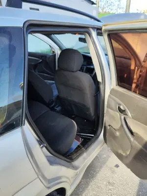 Foto de GOMAS CONTORNO PUERTA FORD FOCUS FAMILIAR (CAK) 1.8 TDCi Turbodiesel CAT (116 CV / 85 KW)