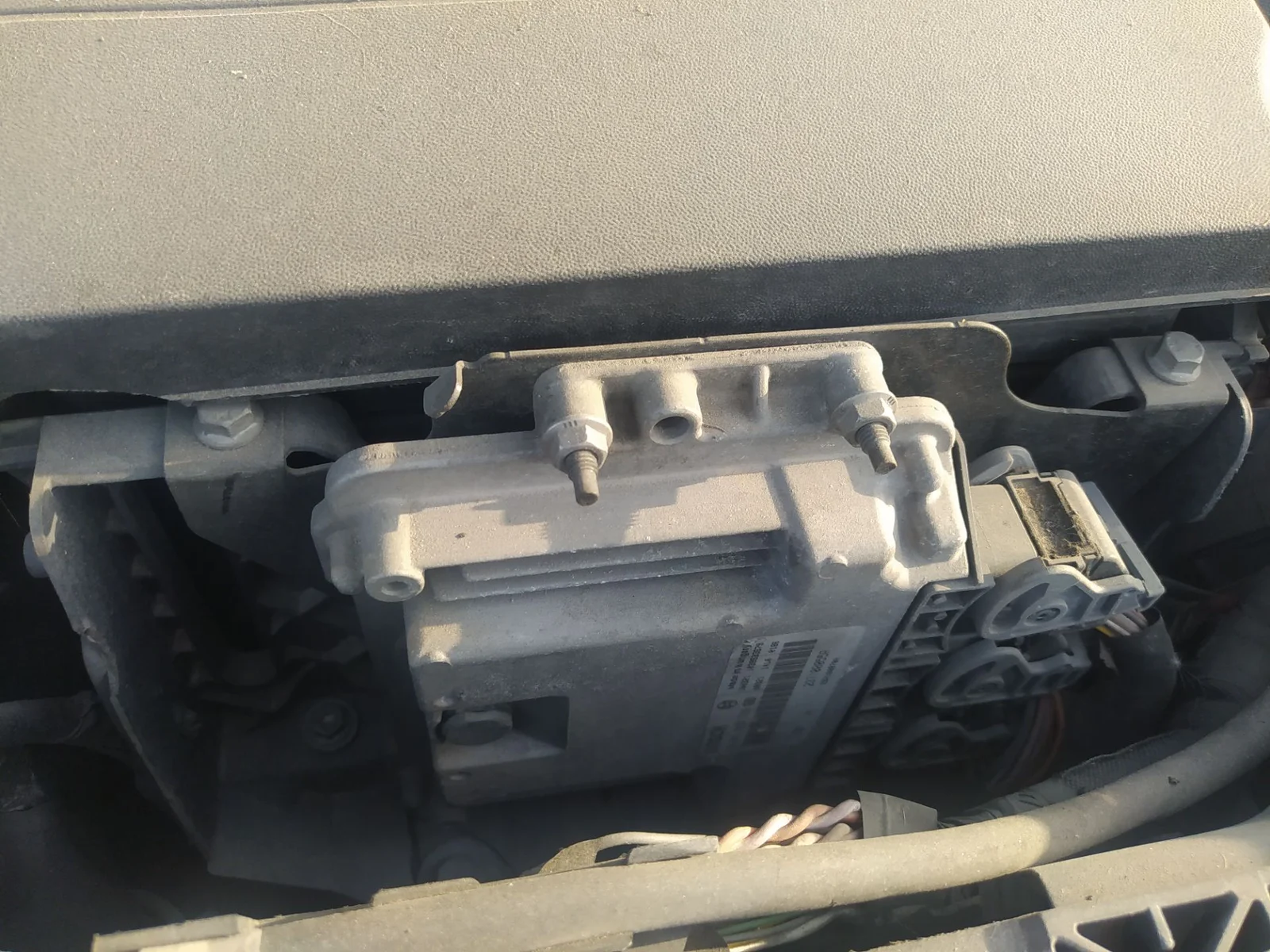 Foto de CENTRALITA MOTOR UCE RENAULT MEGANE III SPORT TOURER 1.9 dCi Diesel (131 CV / 96 KW)