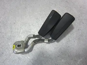 Foto de ENGANCHE CINTURON TRASERO CENTRAL VOLKSWAGEN GOLF VI (5K1)(10.2008) 1.6 TDI DPF (105 CV / 77 KW) referencia 1K0857739M