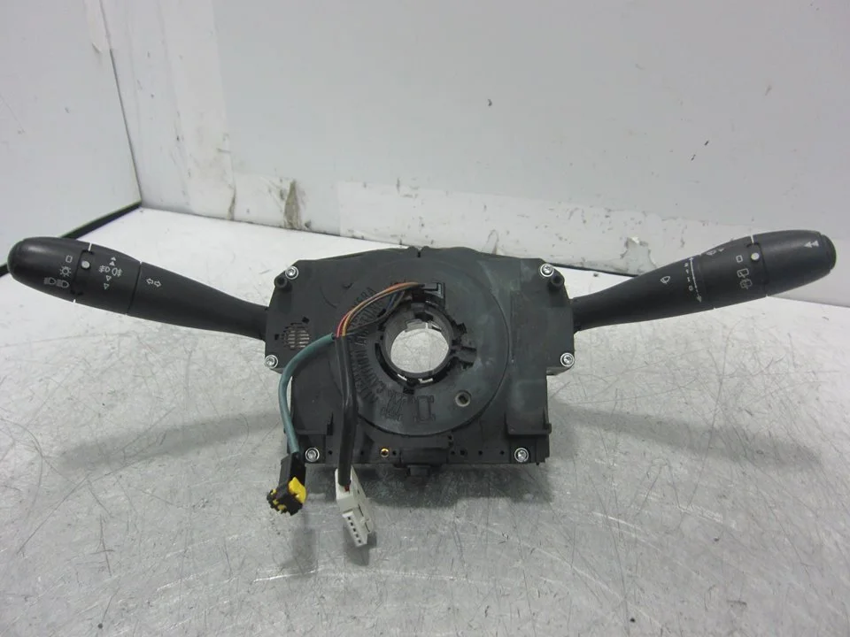 Foto de MANDO MULTIFUNCION PEUGEOT 207 1.4 HDi FAP (68 CV / 50 KW) referencia 96661300XT