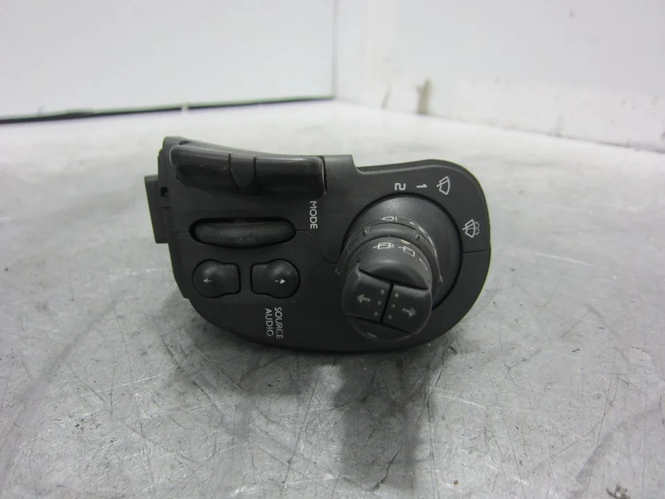 Foto de MANDO LIMPIA RENAULT CLIO III 1.5 dCi Diesel (68 CV / 50 KW) referencia 88103003466