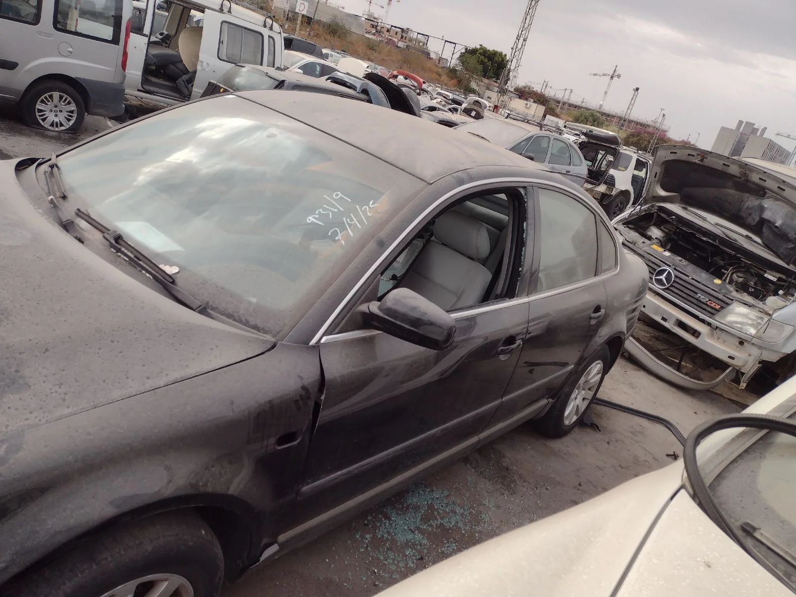 Foto de PUERTA DELANTERA IZQUIERDA VOLKSWAGEN PASSAT BERLINA (3B3) 1.9 TDI (131 CV / 96 KW) referencia 3B4831051BE