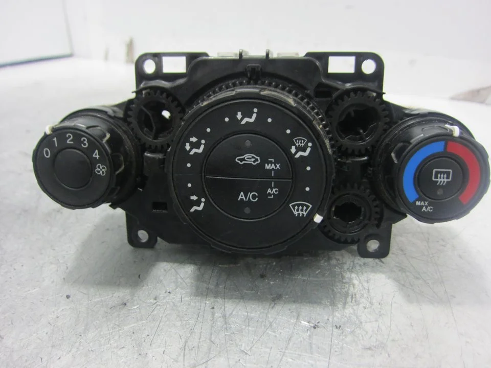 Foto de MANDO CALEFACCION / AIRE ACONDICIONADO FORD FIESTA (CNN) 1.5 TDCi CAT (75 CV / 55 KW) referencia 8A6148549