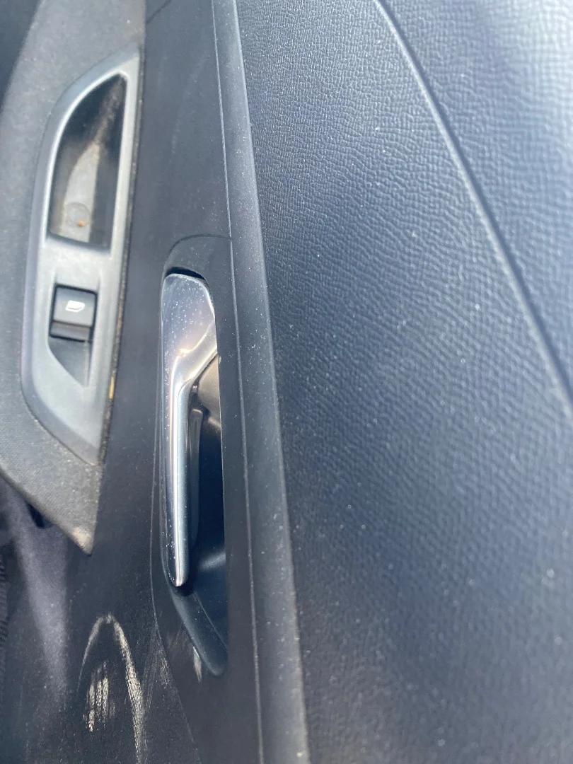 Foto de MANETA INTERIOR TRASERA IZQUIERDA PEUGEOT 208 (P2) 1.2 PureTech (74 CV / 55 KW)