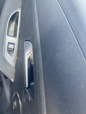 Foto de MANETA INTERIOR TRASERA IZQUIERDA PEUGEOT 208 (P2) 1.2 PureTech (74 CV / 55 KW)