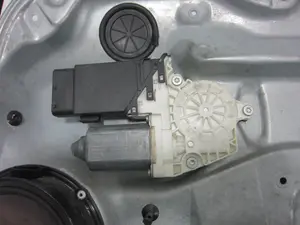 Foto de ELEVALUNAS DELANTERO DERECHO VOLKSWAGEN GOLF IV BERLINA (1J1)(10.1997) 1.9 TDI (110 CV / 81 KW) referencia 1J4837756B foto 4