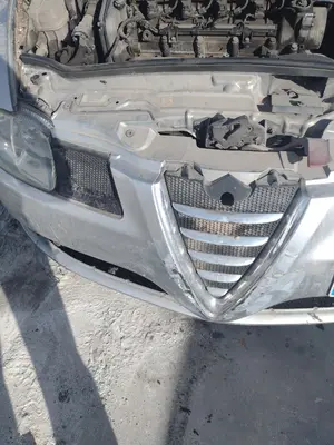 Foto de REJILLA DELANTERA ALFA ROMEO GT (125) 1.9 JTD (M) 16V CAT (150 CV / 110 KW)