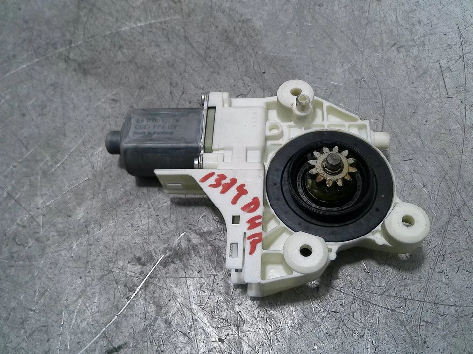 Foto de MOTOR ELEVALUNAS DELANTERO DERECHO FORD FOCUS BERLINA (CAP) 1.6 TDCi CAT (109 CV / 80 KW) referencia 4M5T14553