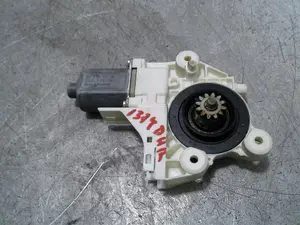 Foto de MOTOR ELEVALUNAS DELANTERO DERECHO FORD FOCUS BERLINA (CAP) 1.6 TDCi CAT (109 CV / 80 KW) referencia 4M5T14553