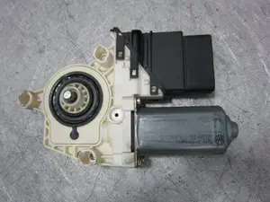 Foto de MOTOR ELEVALUNAS TRASERO DERECHO SEAT LEON (1M1) 1.8 20V (125 CV / 92 KW) referencia 1CO959812A foto 3