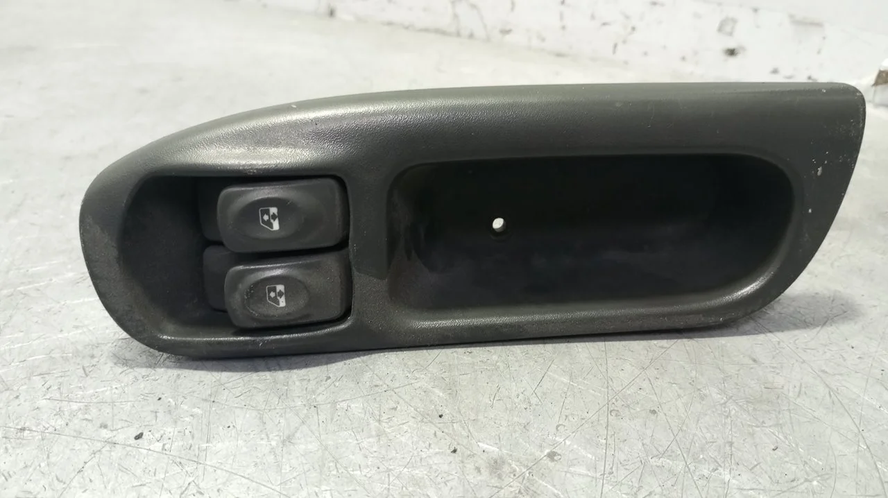 Foto de MANDO ELEVALUNAS DELANTERO IZQUIERDO RENAULT SCENIC I (JA...) 1.9 dTi Diesel (80 CV / 59 KW) referencia 7700431172