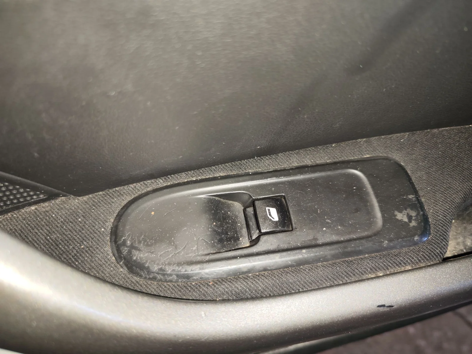 Foto de MANDO ELEVALUNAS DELANTERO DERECHO PEUGEOT 308 SW 1.6 HDi FAP CAT (9HZ / DV6TED4) (109 CV / 80 KW) referencia 96565184XT