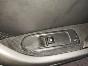 Foto de MANDO ELEVALUNAS DELANTERO DERECHO PEUGEOT 308 SW 1.6 HDi FAP CAT (9HZ / DV6TED4) (109 CV / 80 KW) referencia 96565184XT